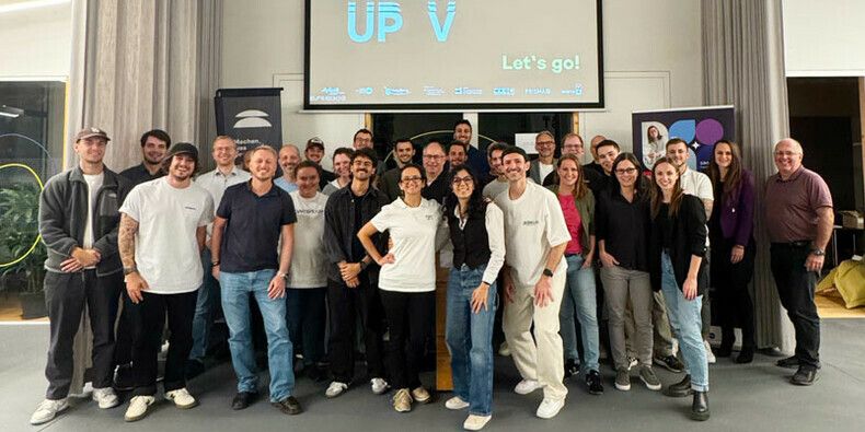 Die 20 Teams der zweiten Runde mit ihren Coaches: Vielleicht steckt unter ihnen ein zukünftiger Global Player. ⇒FA