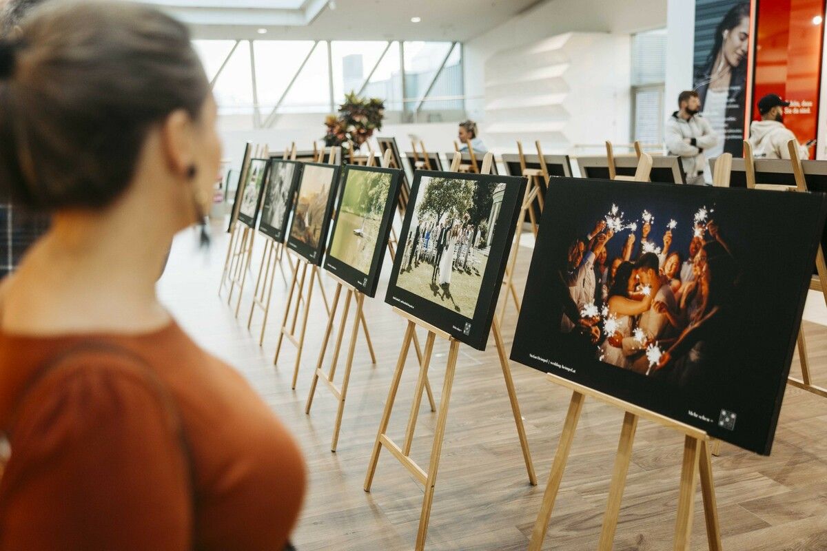 Die Ausstellung zeigt besondere Hochzeitsmomente, die die Vorarlberger Fotografen eingefangen haben. ⇒Sams