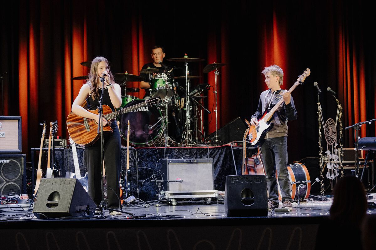Die Band Yellow der Musikschule Montafon begeisterte das Publikum der Herbstsause. ⇒Philipp Schilcher