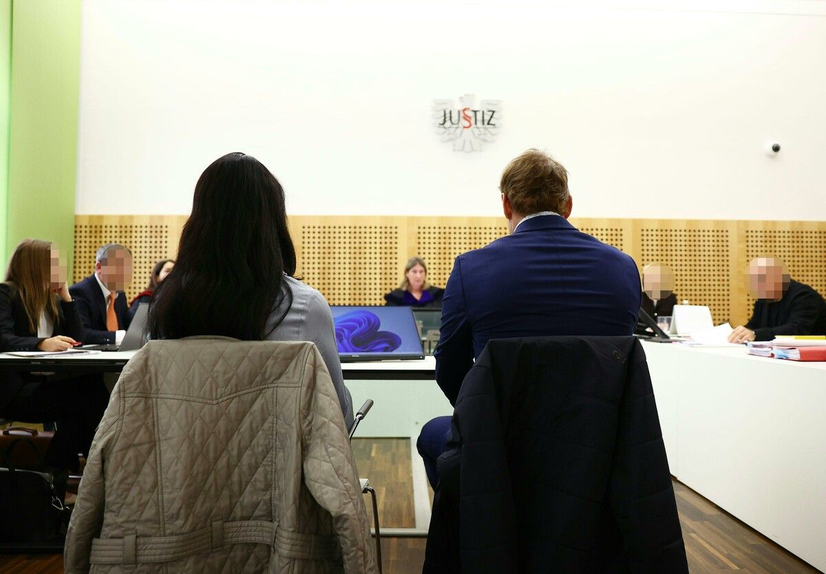 Die beiden Chirurgen mussten sich gestern am Landesgericht in Graz verantworten. Ihnen wird Körperverletzung im Operationssaal vorgeworfen. ⇒Apa