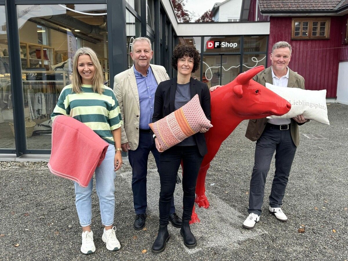 Die beiden Geschäftsführer Gottfried Wohlgenannt und Jürgen Spiegel mit Executive Assistant Jennifer Wohlgenannt und Shop-Leiterin Melanie Atas bei der Eröffnung.⇒Sigrid Juen