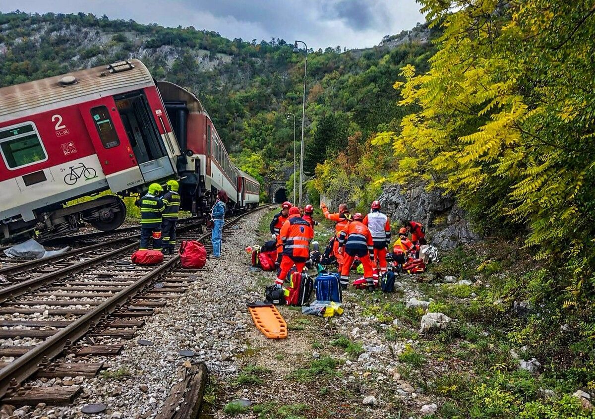 Die beiden Personenzüge stießen an einer Schienenkreuzung zusammen.⇒AFP
