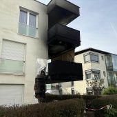 Drei Wohnungen nach Brand auf Terrasse beschädigt