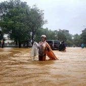 Rekordregen treibt Tausende in die Flucht