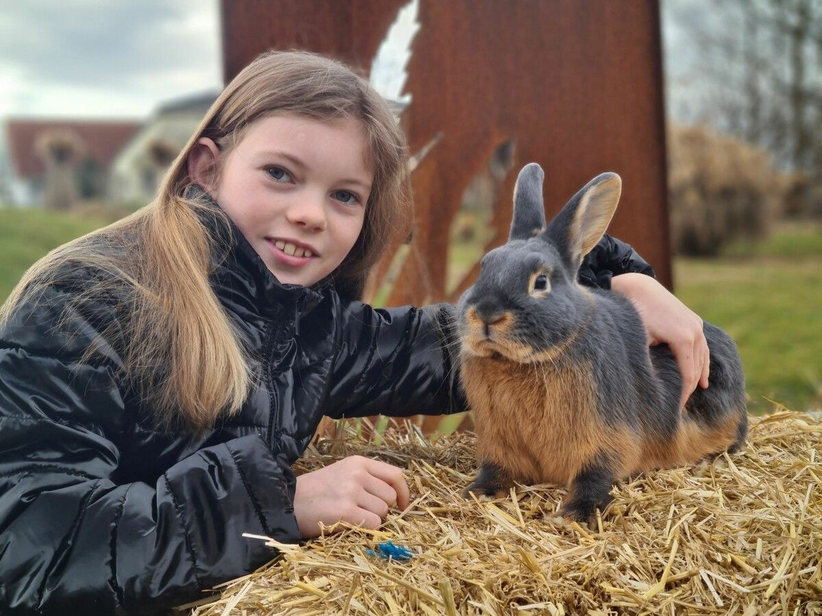 Die erfolgreiche Jungzüchterin Elisa Wohlgenannt mit ihrem frisch prämierten Lohkaninchen „Star“. ⇒Wohlgenannt (4)