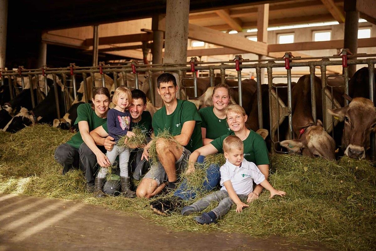 Die Familie Greber (im Bild ist nur ein Teil zu sehen) hofft, auch anderen Landwirten einen Anstoß in Sachen Energie zu geben.