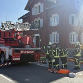Kleiner Junge schlägt Alarm