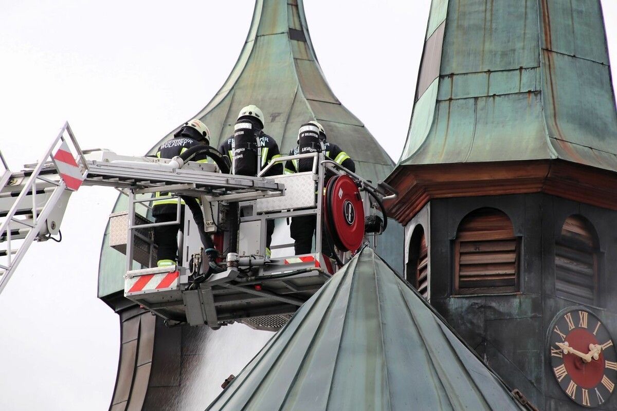 Die Feuerwehr Wolfurt holte die Eingeschlossenen per Steiger aus dem brennenden Turm.
