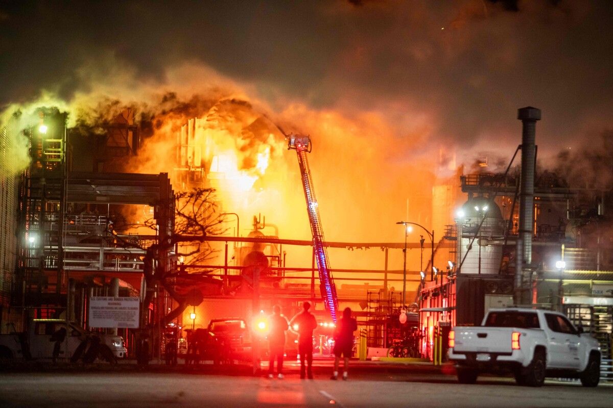 Die Flammen bei dem Großbrand bei Los Angeles sind kilometerweit sichtbar. ⇒afp