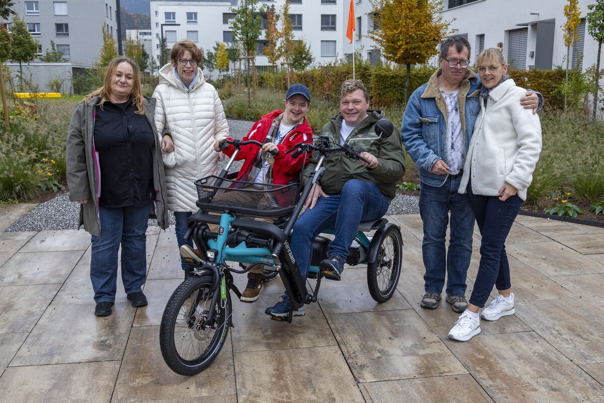 Die Freude über das neue Fortbewegungsmittel ist bei den Bewohnern der Lebenshilfe-Wohnsiedlung in Feldkirch riesig. ⇒VN/Paulitsch
