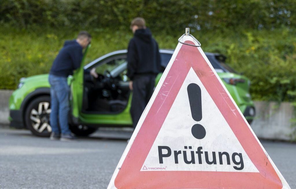 Die Führerschein-Causa macht weiter Schlagzeilen. Umstrittener Behördenmitarbeiter bezieht weiter ein Gehalt.⇒VN/Paulitsch
