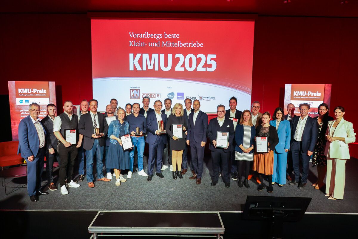 Die Gewinner des Wettbewerbs „Vorarlbergs beste Klein- und Mittelbetriebe 2025“ von VN und Wirtschaftskammer Vorarlberg mit den Juroren und Partnern des Wettbewerbs. ⇒VN/Steurer