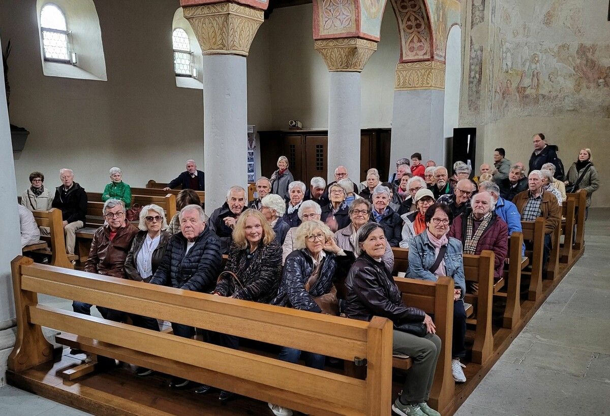 Die historischen Wandmalereien in der Kirche St. Peter und Paul beeindruckten. ⇒