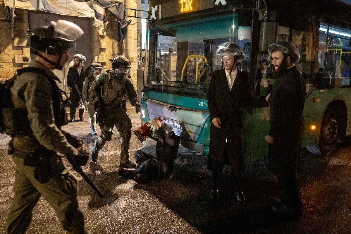 Die israelische Polizei vertreibt ultraorthodoxe jüdische Demonstranten, die in Jerusalem gegen ihre Einberufung zum israelischen Militär protestieren.