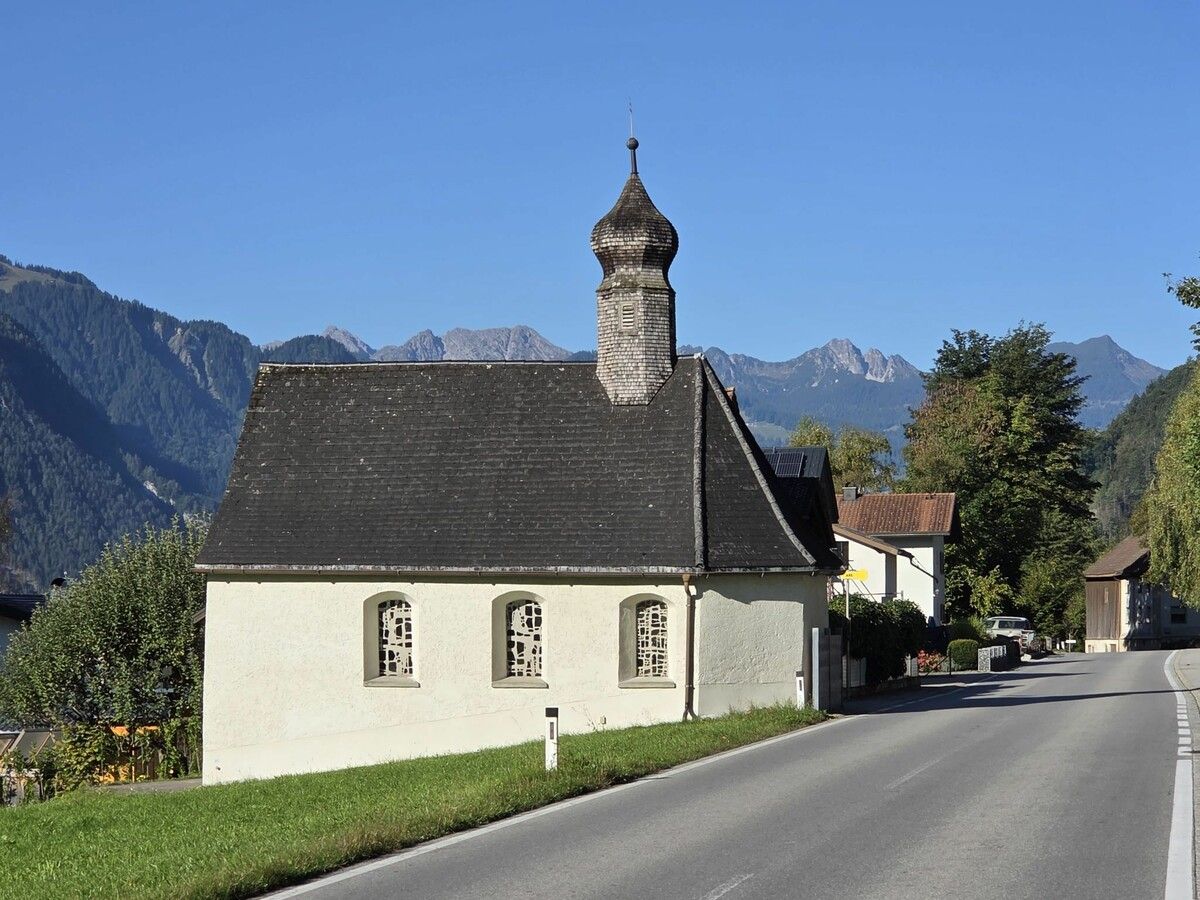 Die Kapelle steht in dominanter Position an der alten Bundesstraße 1.⇒os (2)
