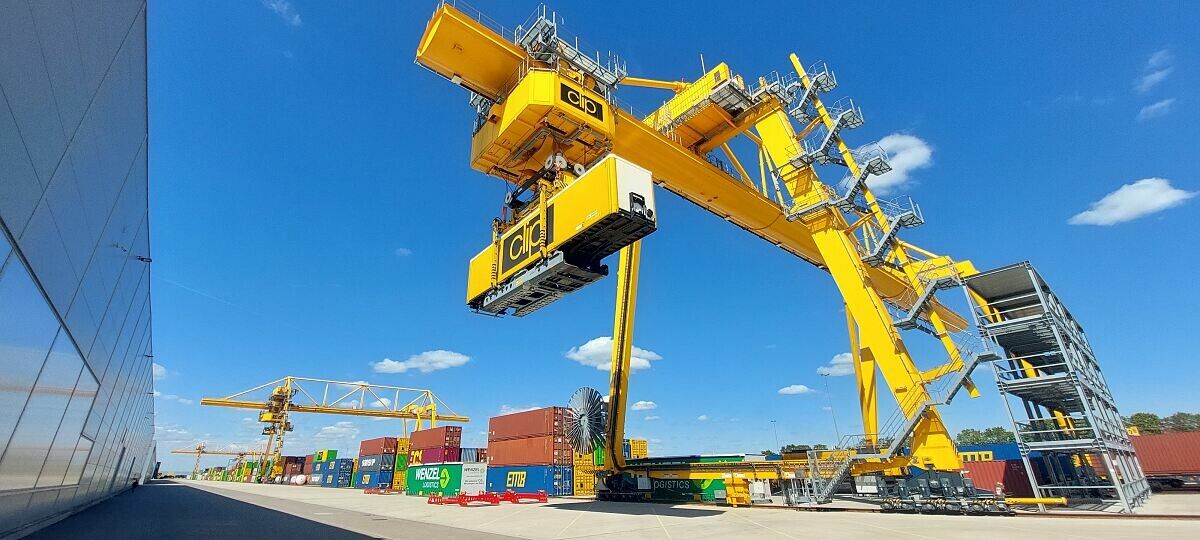 Die KI-Lösung adressiert die wachsenden Anforderungen moderner Logistik im Hinblick auf Sicherheit, Effizienz und Umweltverträglichkeit.⇒ FA