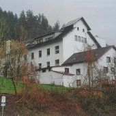 Eine Fabrik prägt ein Dorf