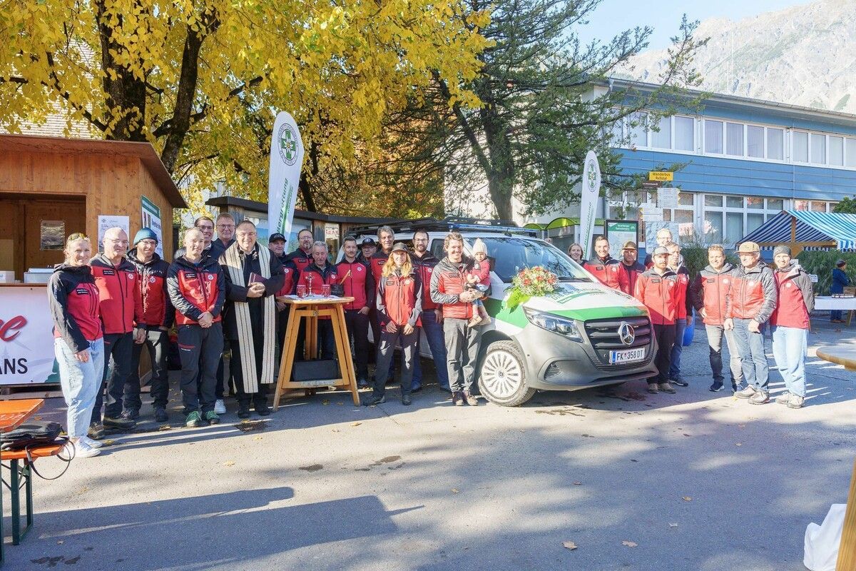 Die Mannschaft der Ortsstelle zeigt sich glücklich und zufrieden mit dem neuen Fahrzeug. ⇒STO (3)
