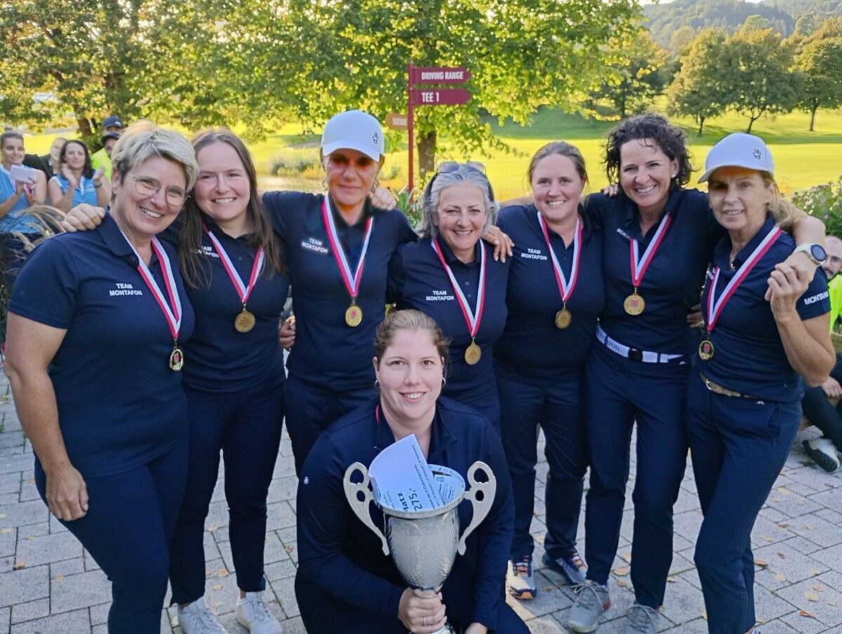 Die Meisterinnen des GC Montafon (v. l.): Sandra Schallert, Janika Rüttimann, Bianka Rüttimann, Eva Larcher, Carolin Trunsperger, Angelika Amann, Anita Wachter und Julia Unterweger (vorne).⇒VGV