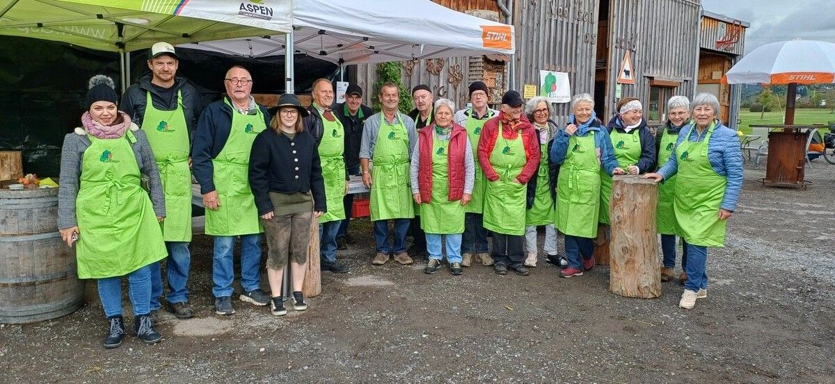 Die Mitglieder des Obst- und Gartenbauvereins luden zum Mostfäscht. ⇒NAM