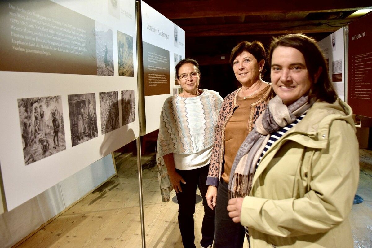 Die Montafoner-Museen-Mitarbeiterinnen Sandra Kraft (vorne), Carmen Rippl (Mitte) und Eva Galehr freuen sich, dass die Wanderausstellung „Franz Josef Vonbun und die Sagen Vorarlbergs“ nun in Schruns Station macht. ⇒ Montafoner Museen