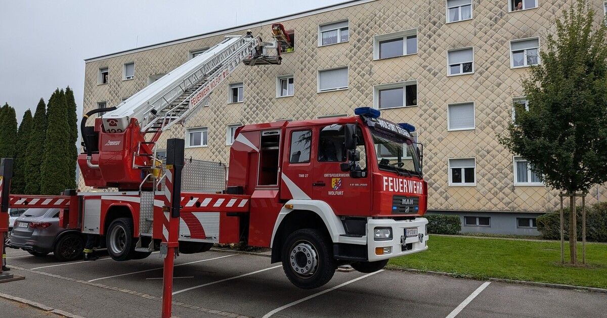 Die Patientin wurde von der Feuerwehr mittels Steiger über das Fenster nach unten gebracht. ⇒Feuerwehr Wolfurt