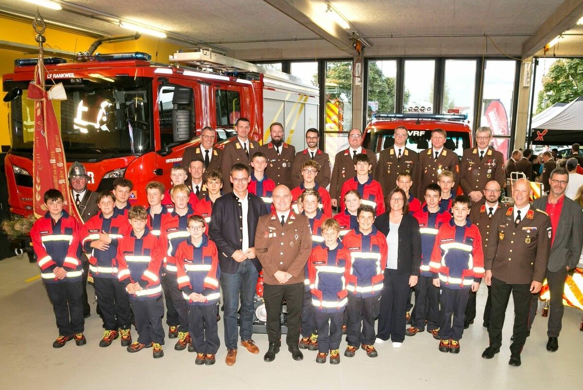 Die Rankweiler Feuerwehrjugend mit LH Markus Wallner, Jugendleiter Daniel Lampert, Bürgermeisterin Katharina Wöß-Krall, Diakon Roland Sommerauer sowie Vertreter:innen der Feuerwehr. ⇒FW Rankweil (2)