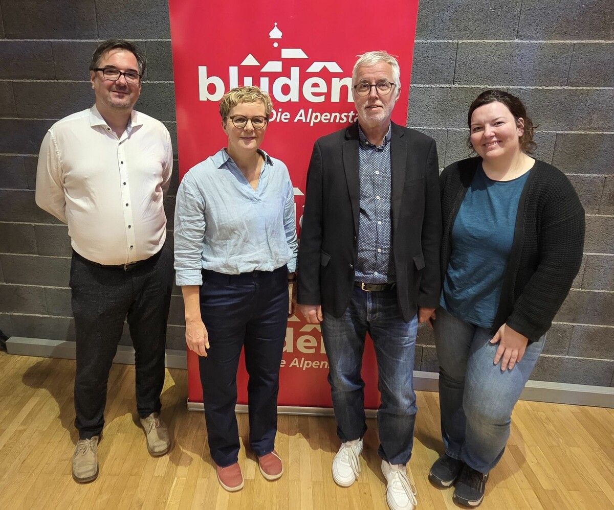 Die Referentin Maria Fritsche (2.v.l.) mit Athina Gabriel (Bludenz Kultur) und den Historikern Christof Thöni (l.) und Otto Schwald.⇒ Stadt