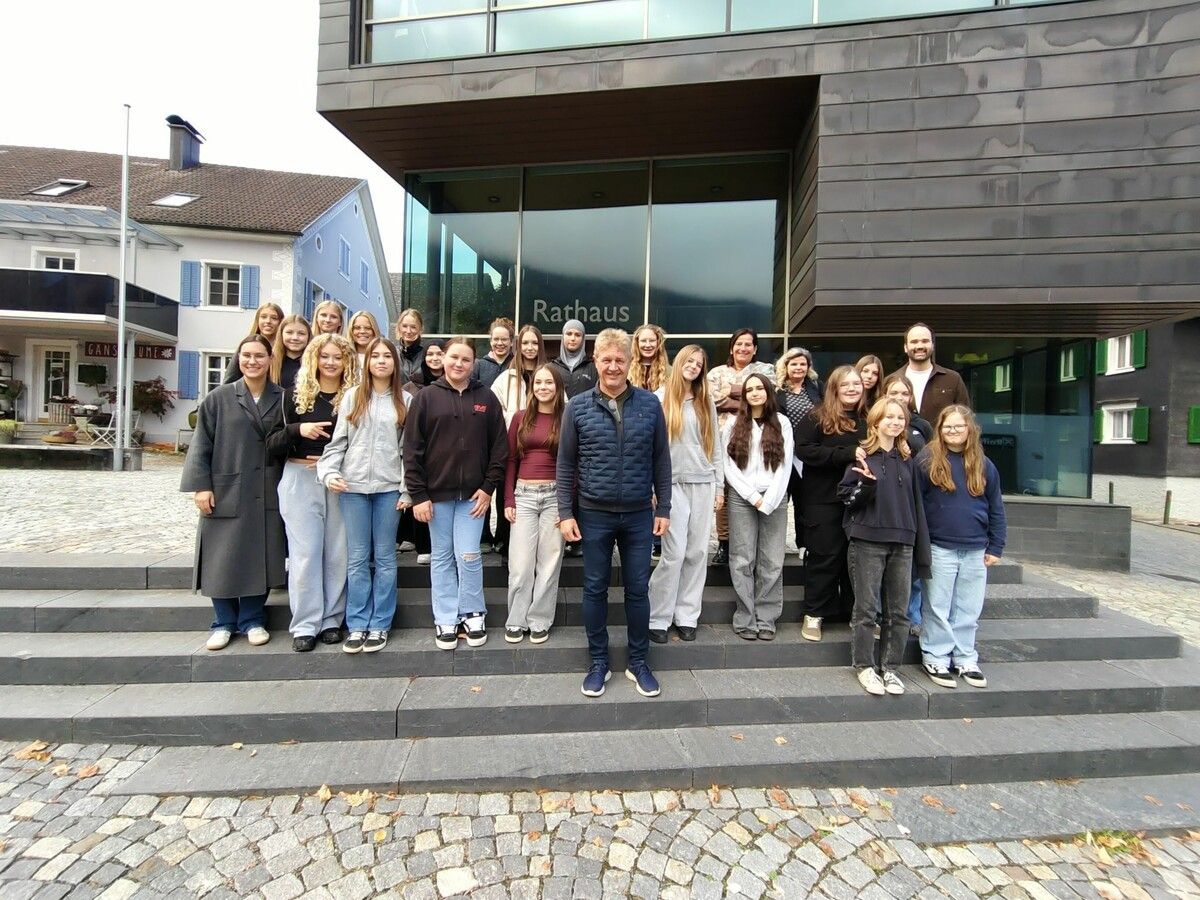 Die Schülerinnen der Sportmittelschule mit Bürgermeister Michael Hartmann und Gemeindevertretern. ⇒HE (3)