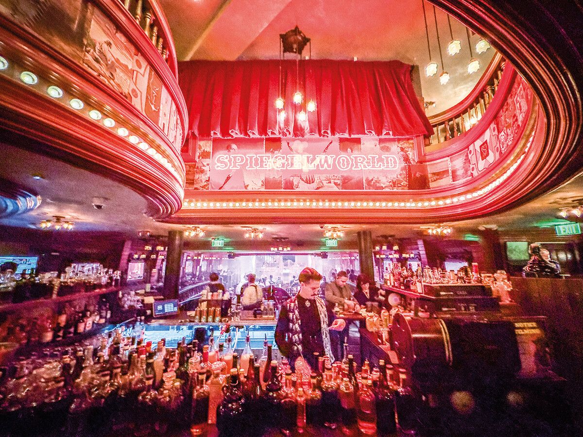 Die Show spielt in einem eigens gestalteten, zweistöckigen Saloon im Venetian.⇒