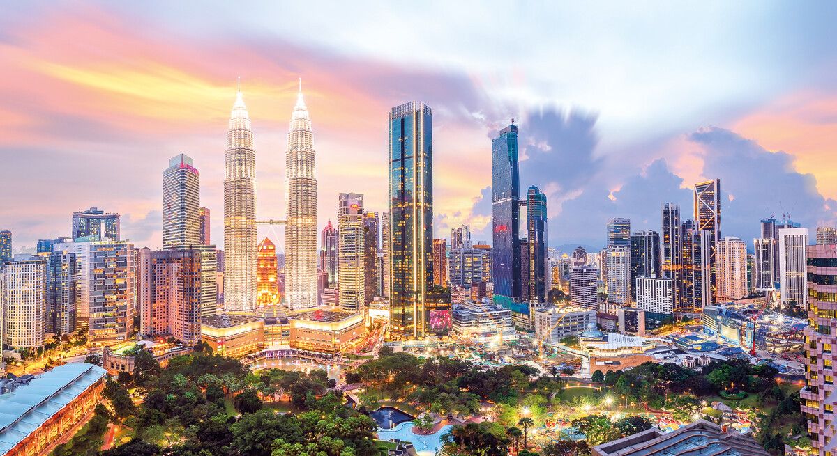 Die Skyline von Kuala Lumpur wird von den Petronas Towers geprägt.⇒Shutterstock