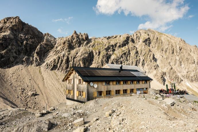 Die Totalphütte oberhalb von Brand war bei Wanderern und Bergsteigern als Einkehrort sehr gefragt.⇒av