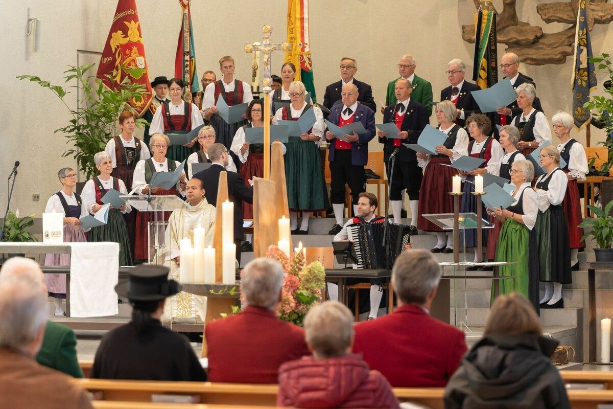 Die Trachtengruppe Lustenau feierte ihr 75-jähriges Bestehen mit einem Gottesdienst. ⇒⇒Plissnig