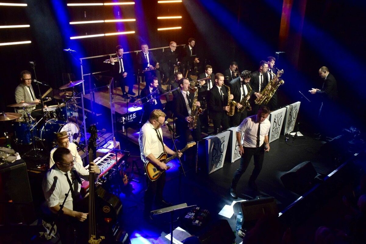 Die Verbindung von kraftvollem Big-Band-Sound mit authentischem Rock’n’Roll-Feeling der 1950er- und 1960er-Jahre verschmolz im Remisesaal zu einem einzigartigen Live-Erlebnis. ⇒SCO(3)