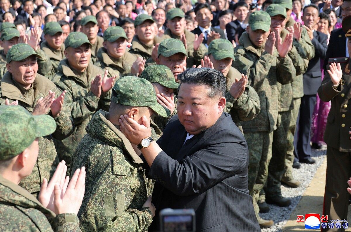 Dieses Foto zeigt Kim Jong-un, wie er Soldaten bei einer Grundsteinlegung für ein Gedenkmuseum in Pjöngjang ermutigt. Nordkorea ehrt gefallene Soldaten, die im Russland-Ukraine-Krieg kämpften.