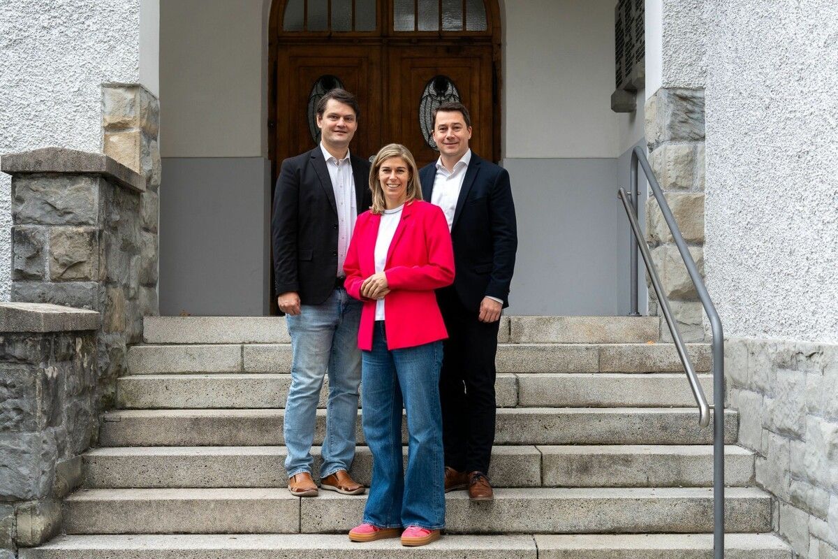 Direktor Dietmar Nigsch von der Musikschule Lustenau wird bei seinem Ansuchen von LAbg. Nadine Peschl und Bürgermeister Patrick Wiedl unterstützt. ⇒Musikschule