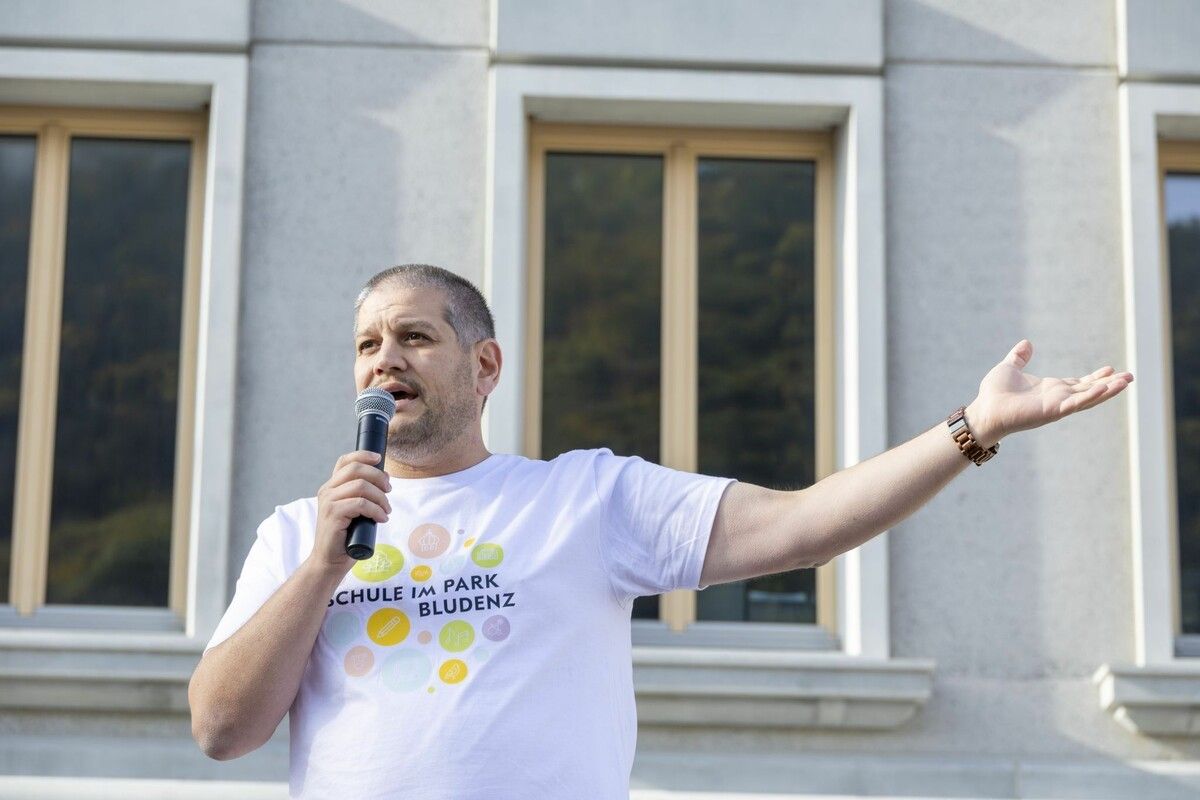 Direktor Simon Hagen sieht in der Schule nicht nur einen Lern-, sondern auch einen Lebensraum für Kinder. ⇒VN/Paulitsch