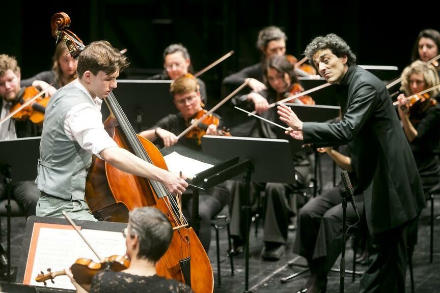 Dirigent Francesco Angelico leitete das Orchester mit klaren Zeichen und einer spürbaren Gestaltungsabsicht. ⇒Dietmar Mathis