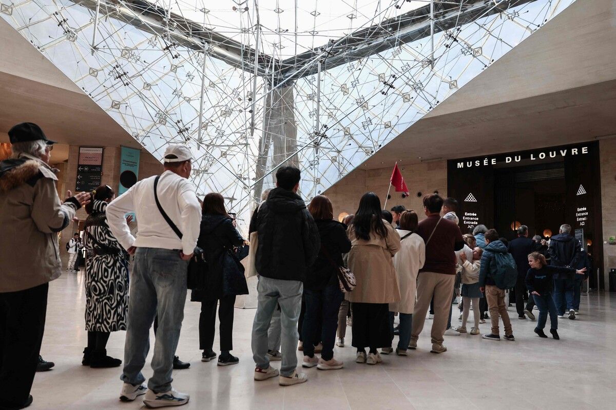 Drei Tage nach dem spektakulären Raub hatte der Louvre gestern wieder für Besucher geöffnet.