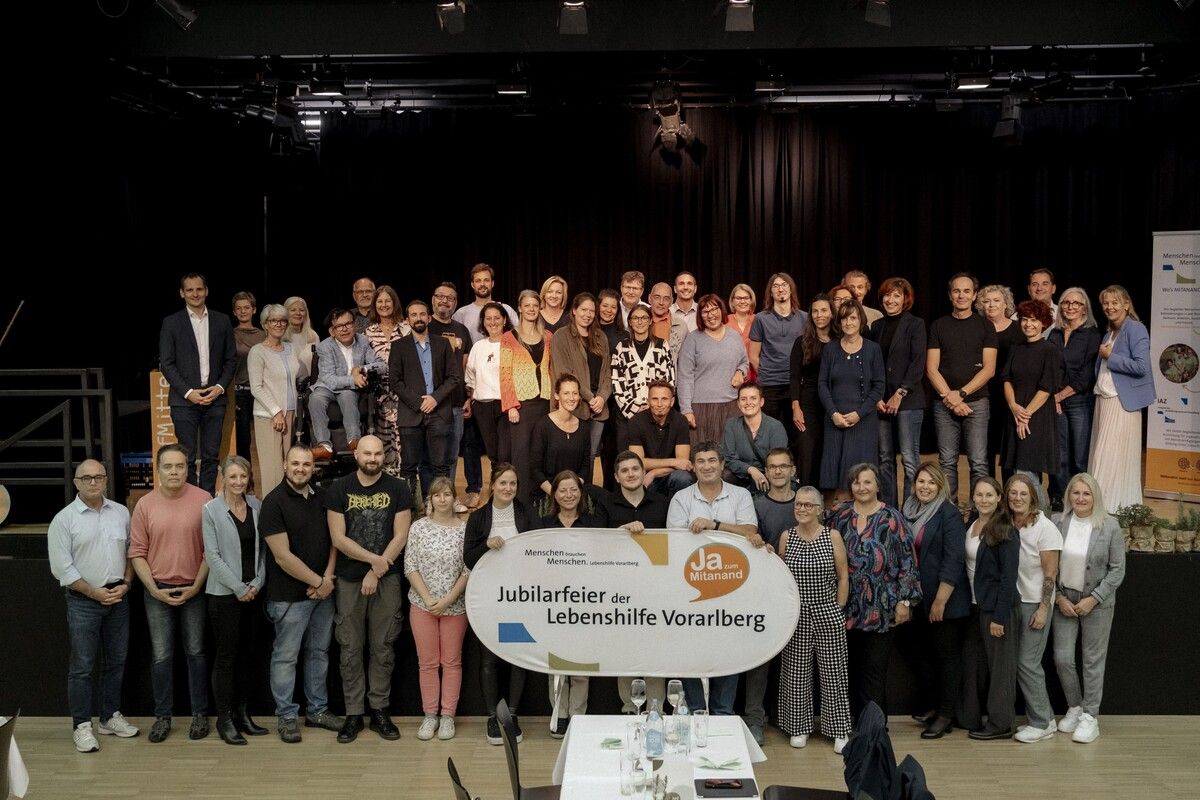 Ehrung 74 Mitarbeiter der Lebenshilfe Vorarlberg, des Integrativen Ausbildungszentrums (IAZ) und des Sunnahofs wurden für ihr Engagement für Inklusion geehrt. Gemeinsam bringen sie es auf 1210 Dienstjahre. Ein Mitarbeiter wurde für 40 Jahre, vier weitere für jeweils 35 Jahre ausgezeichnet. ⇒Lebenshilfe