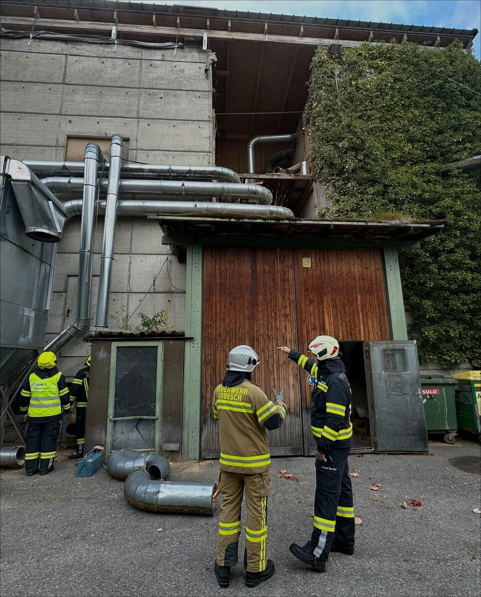Ein Brand im Holzsilo führte am Samstagmorgen zu einem Großeinsatz.⇒FW Ludesch