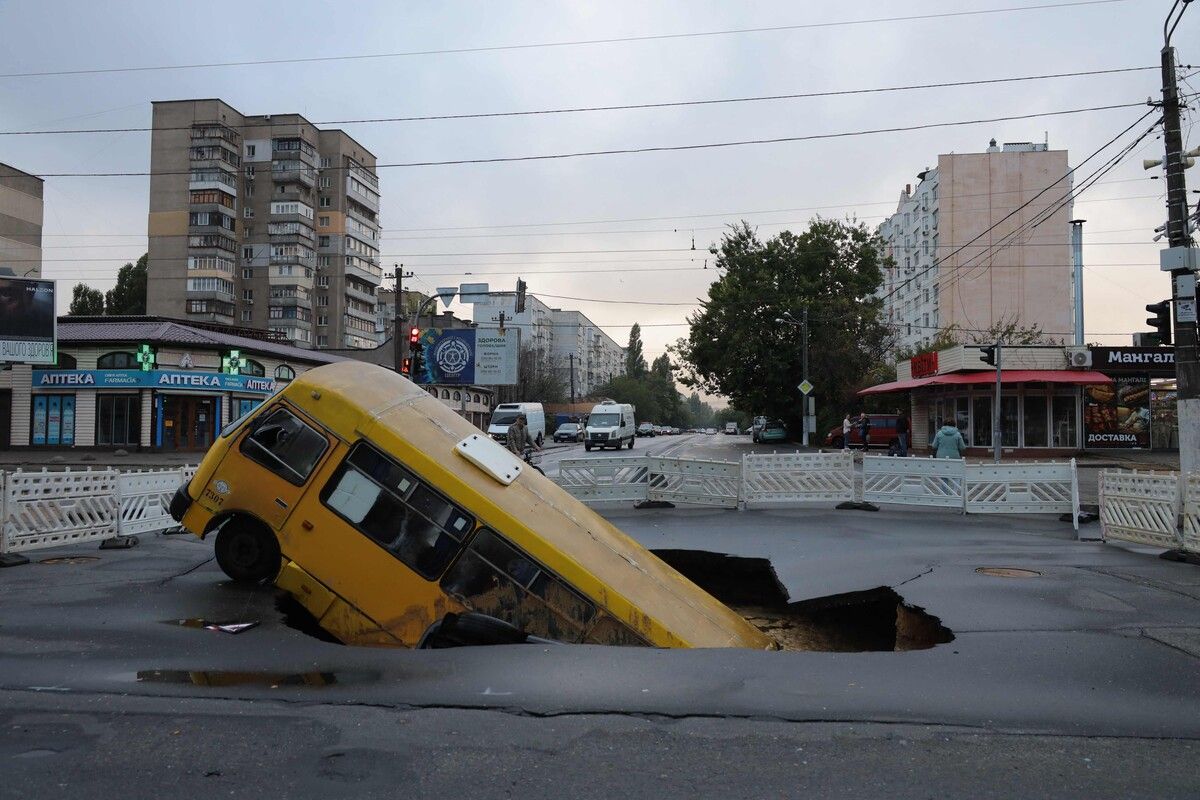 Ein Bus steckt in einem Straßenkrater in Odessa. Durch schwere Regenfälle wurden viele Straßen unterspült und brachen ein. Die Unwetter forderten mehrere Tote. AFP (5)