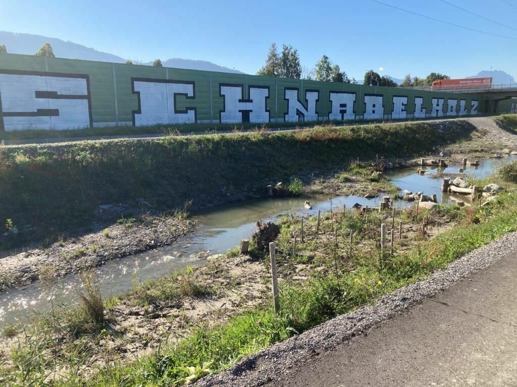 Ein ganz besonderes „Highlight“: Eine unerwünschte Kennzeichnung des Schnabelholzstadions bei der A14-Lärmschutzwand in Altach.