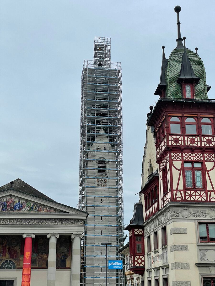 Ein Gerüst umgibt derzeit den Turm der Kirche St. Martin.⇒Stadt