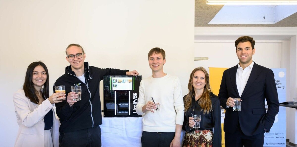 Ein Hoch aufs Unternehmertum: JWV-GF Constanze Reichetzer, Michael Bertel und Linus Albrecht (Limifyze), Vera Klien und Alexander Deuring. ⇒jwv/Eva Sutter