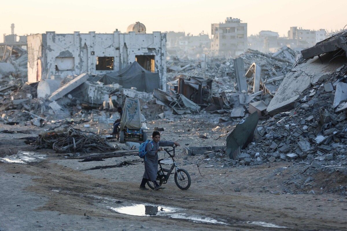 Ein palästinensischer Junge schiebt sein Fahrrad an Ruinen im fast komplett zerstörten Viertel Sheikh Radwan in Gaza vorbei. AFP (5)
