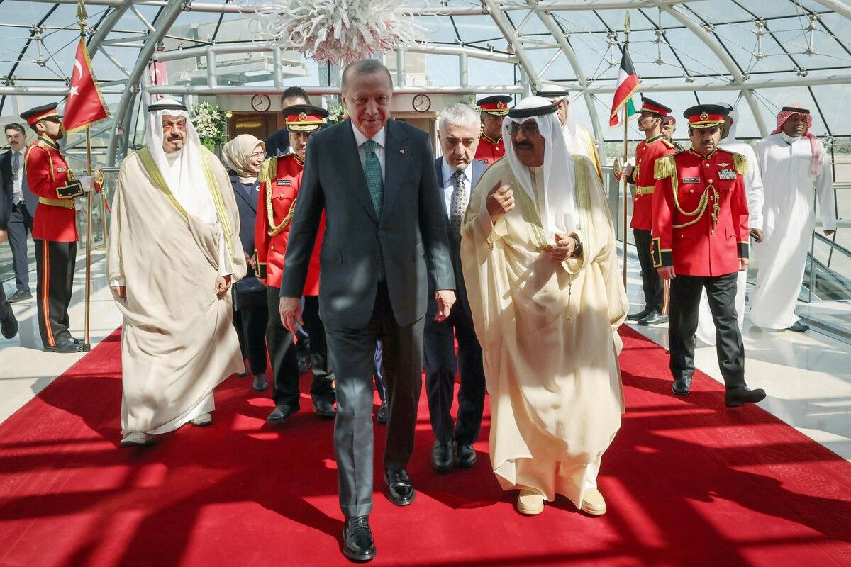 Ein vom türkischen Präsidialamt veröffentlichtes Foto zeigt, wie Kuwaits Emir Scheich Meshal al-Ahmad al-Sabah Präsident Erdogan in Kuwait begrüßt. AFP (5)