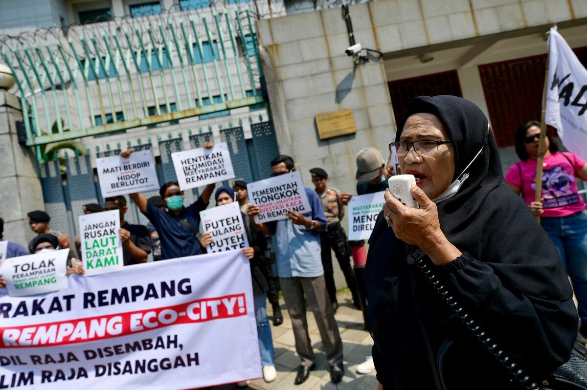 Eine Bewohnerin der Insel Rempang spricht während eines Protests gegen das von China finanzierte Ökostadtprojekt Rempang vor der chinesischen Botschaft in Jakarta.
