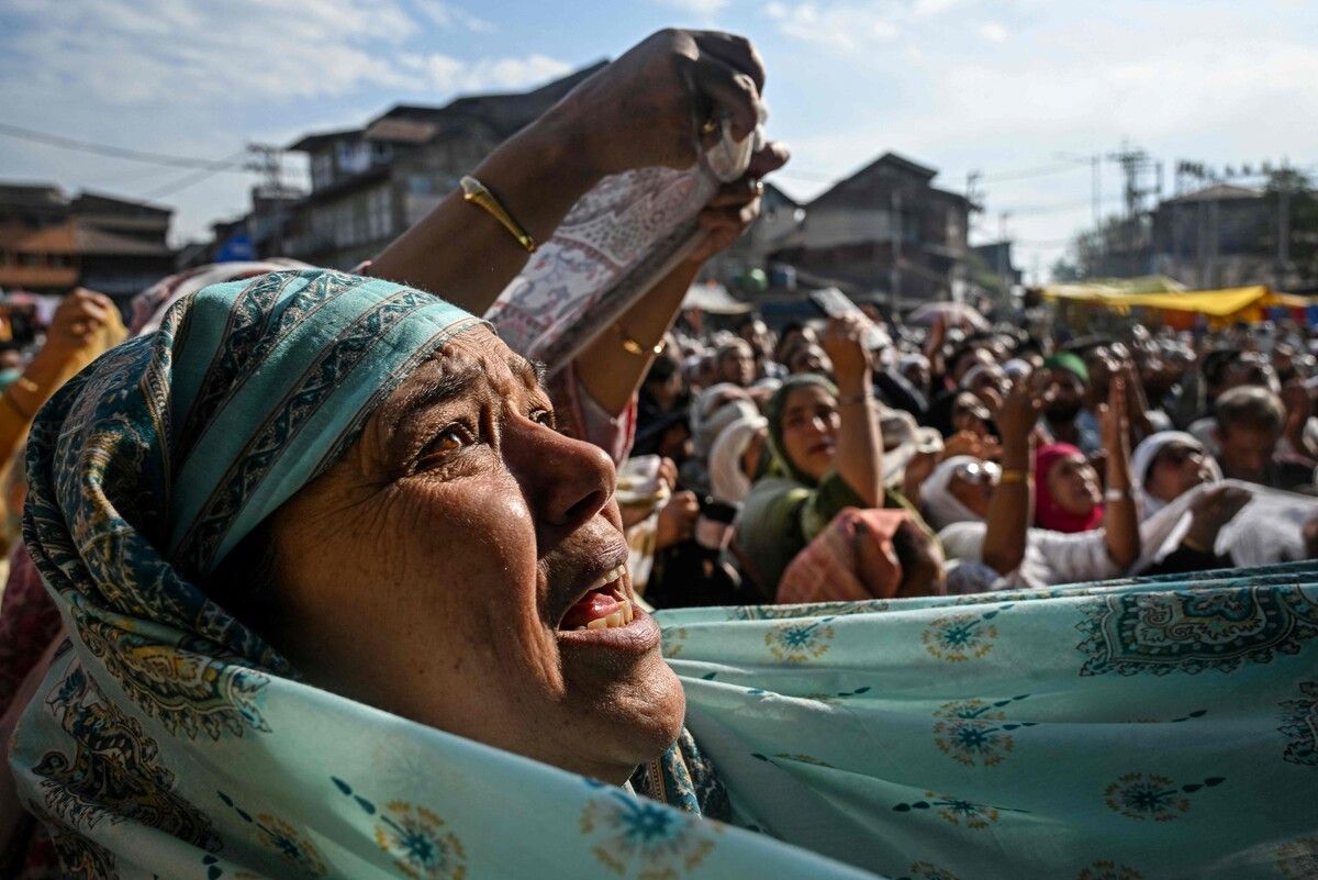 Eine Gläubige feiert den Todestag des Heiligen Scheich Abdul Qadir Jeelani in Srinagar in der Region Kaschmir zwischen Indien und Pakistan.