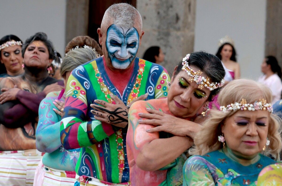 Eine Gruppe von Brustkrebsüberlebenden tritt im Cabañas-Museum in Guadalajara auf. Das Projekt „A Brushstroke for Life“ wirbt im Oktober weltweit für Aufklärung.